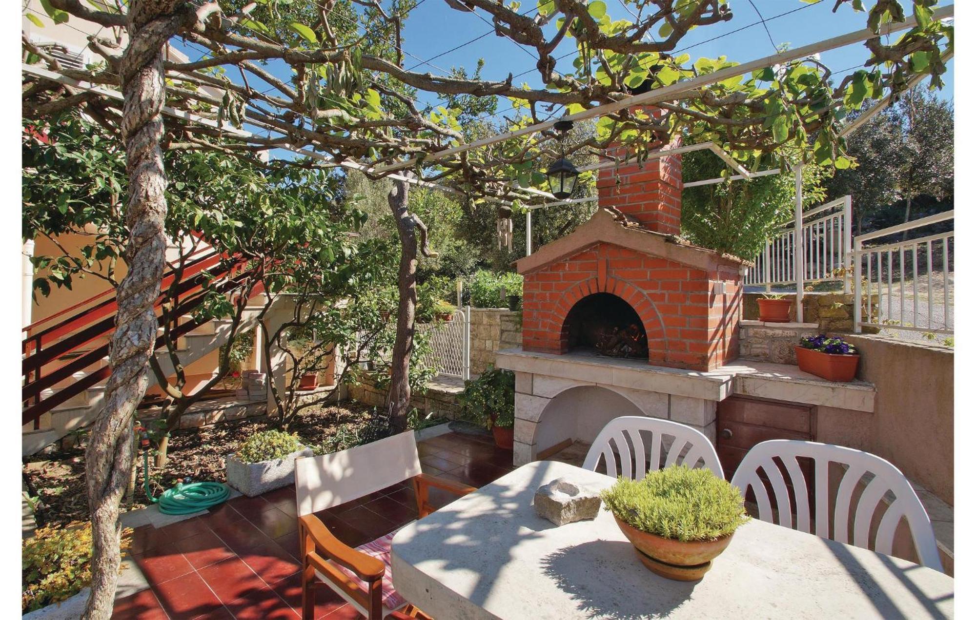 Awesome Apartment In Racisce With Wifi Exterior photo